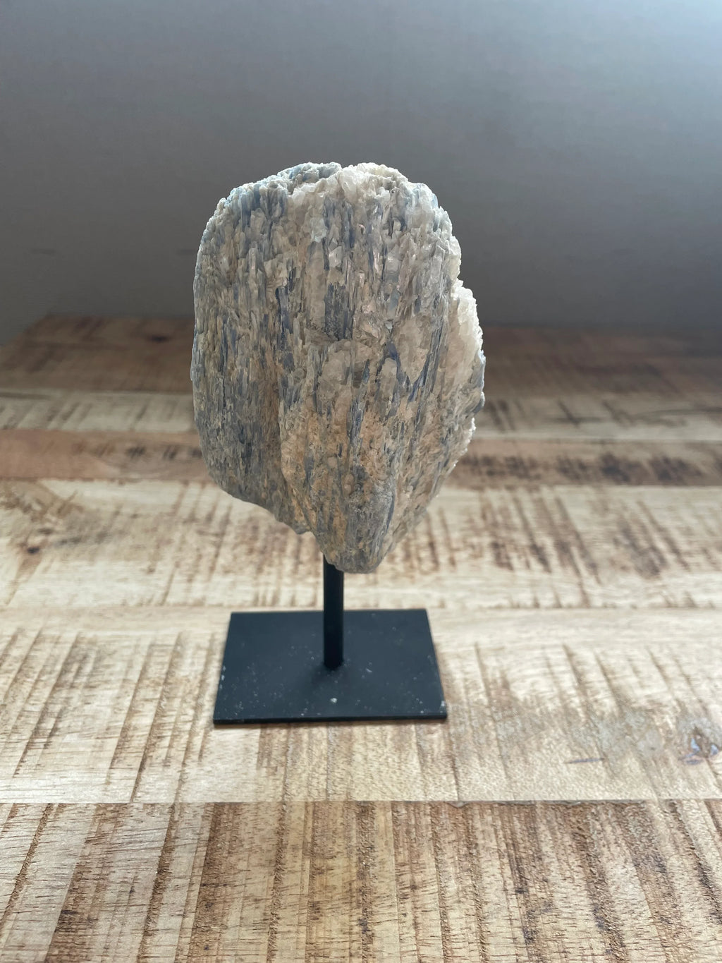 Kyaniet op staander ruw 11 cm