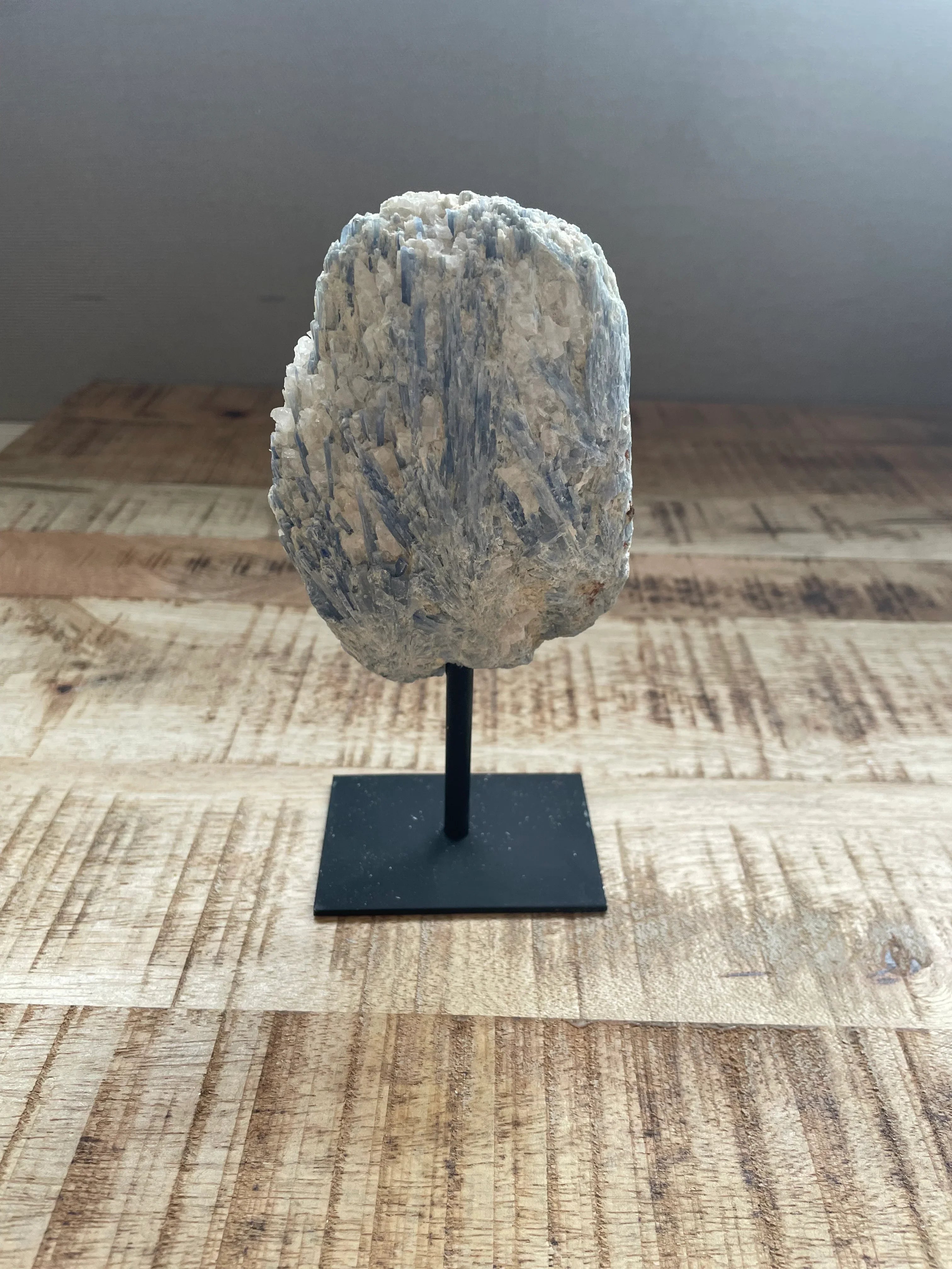 Kyaniet op staander ruw 11 cm