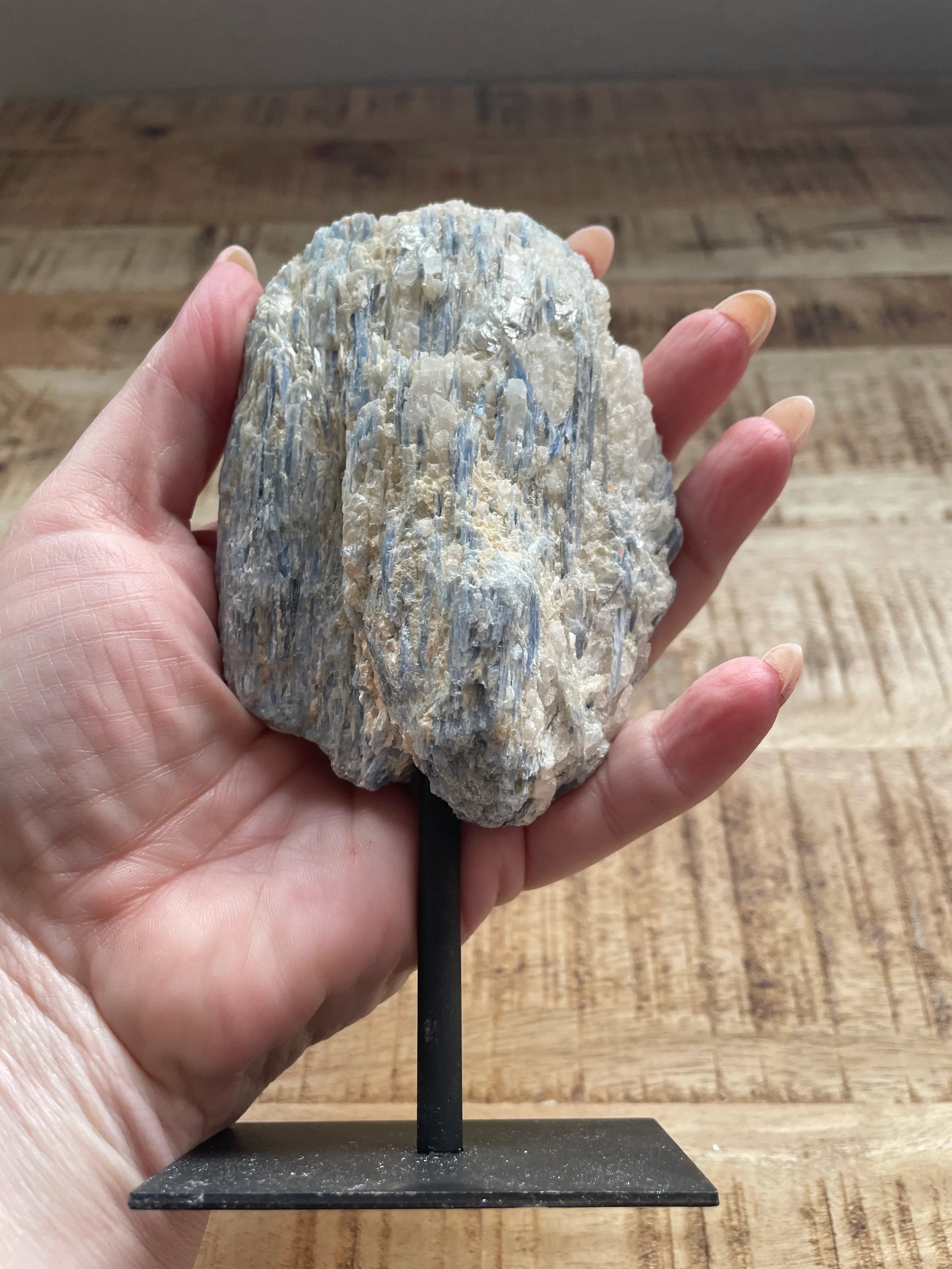 Kyaniet op staander ruw 11 cm