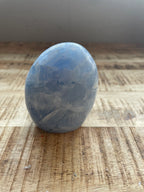 Blauwe calciet sculptuur gepolijsgt 10 cm hoog