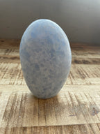 Blauwe calciet sculptuur gepolijst 12 cm hoog
