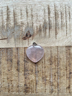 Rozenkwarts hanger hartje 3 cm