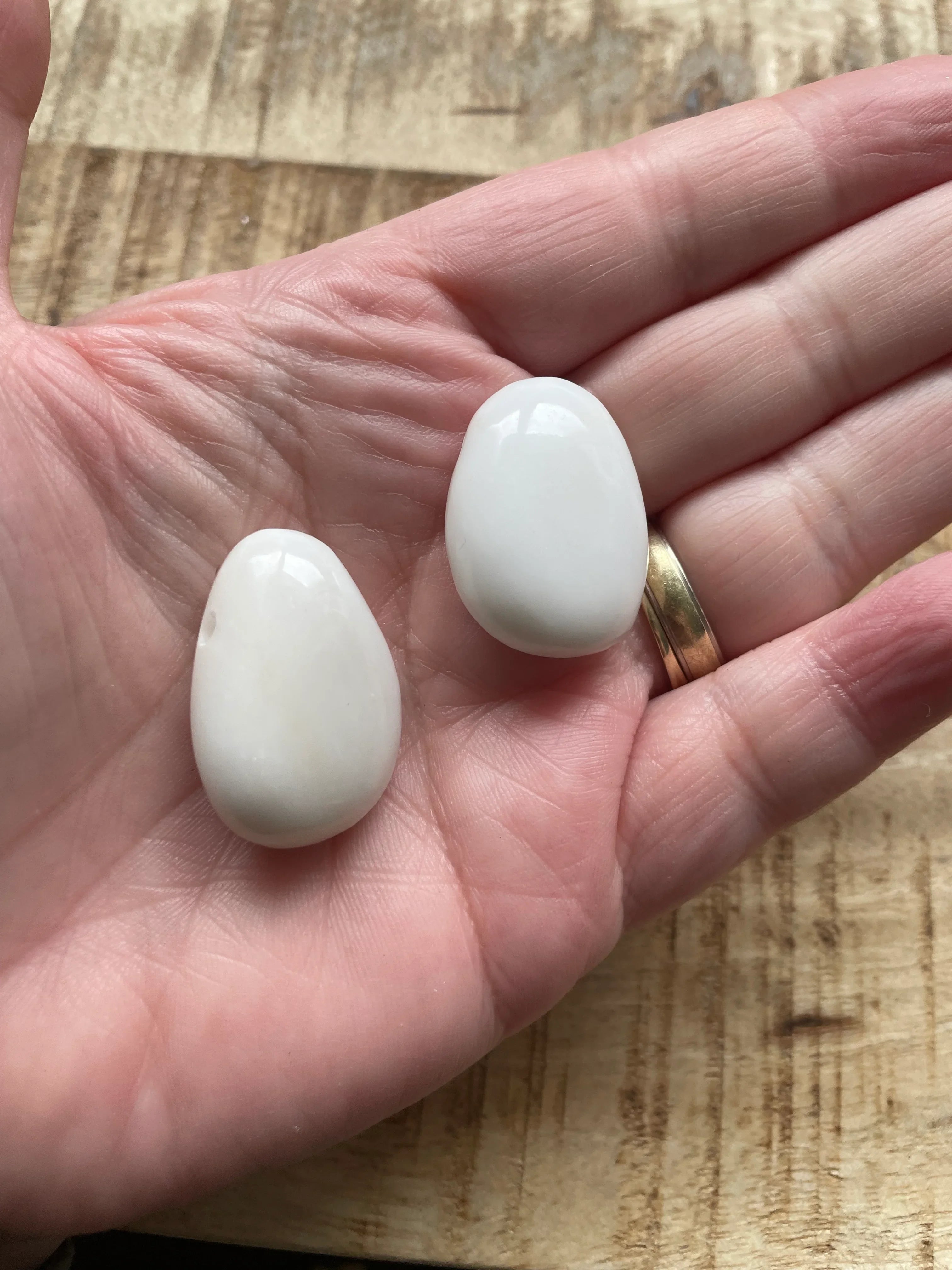 Witte opaal hanger doorboord dik