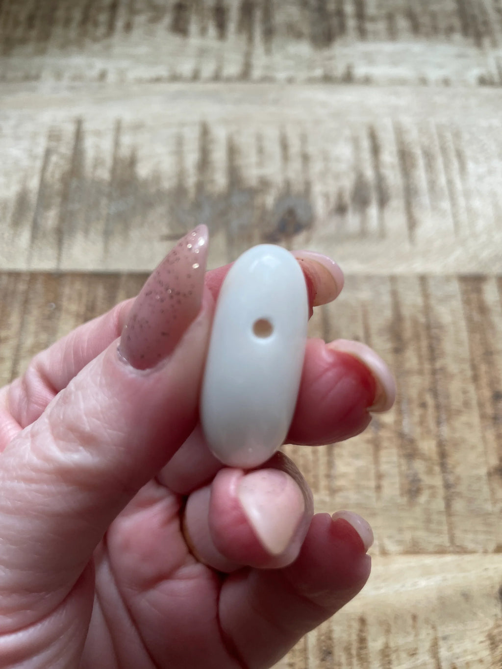 Witte opaal hanger doorboord dik
