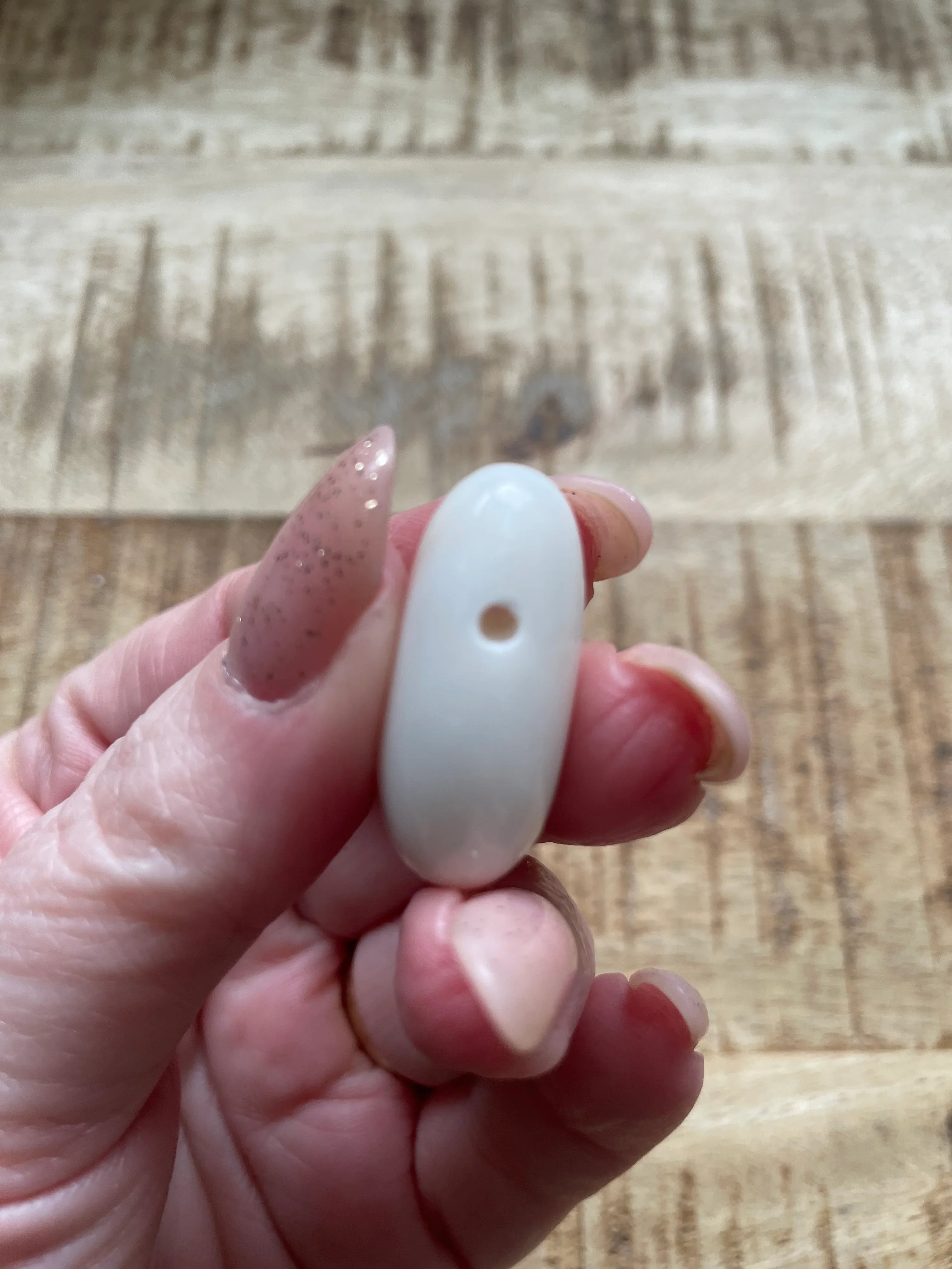 Witte opaal hanger doorboord dik