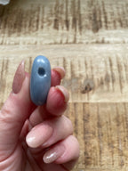 Blauwe calciet hanger doorboord dik
