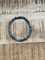 Kyaniet armband 6 mm kralen