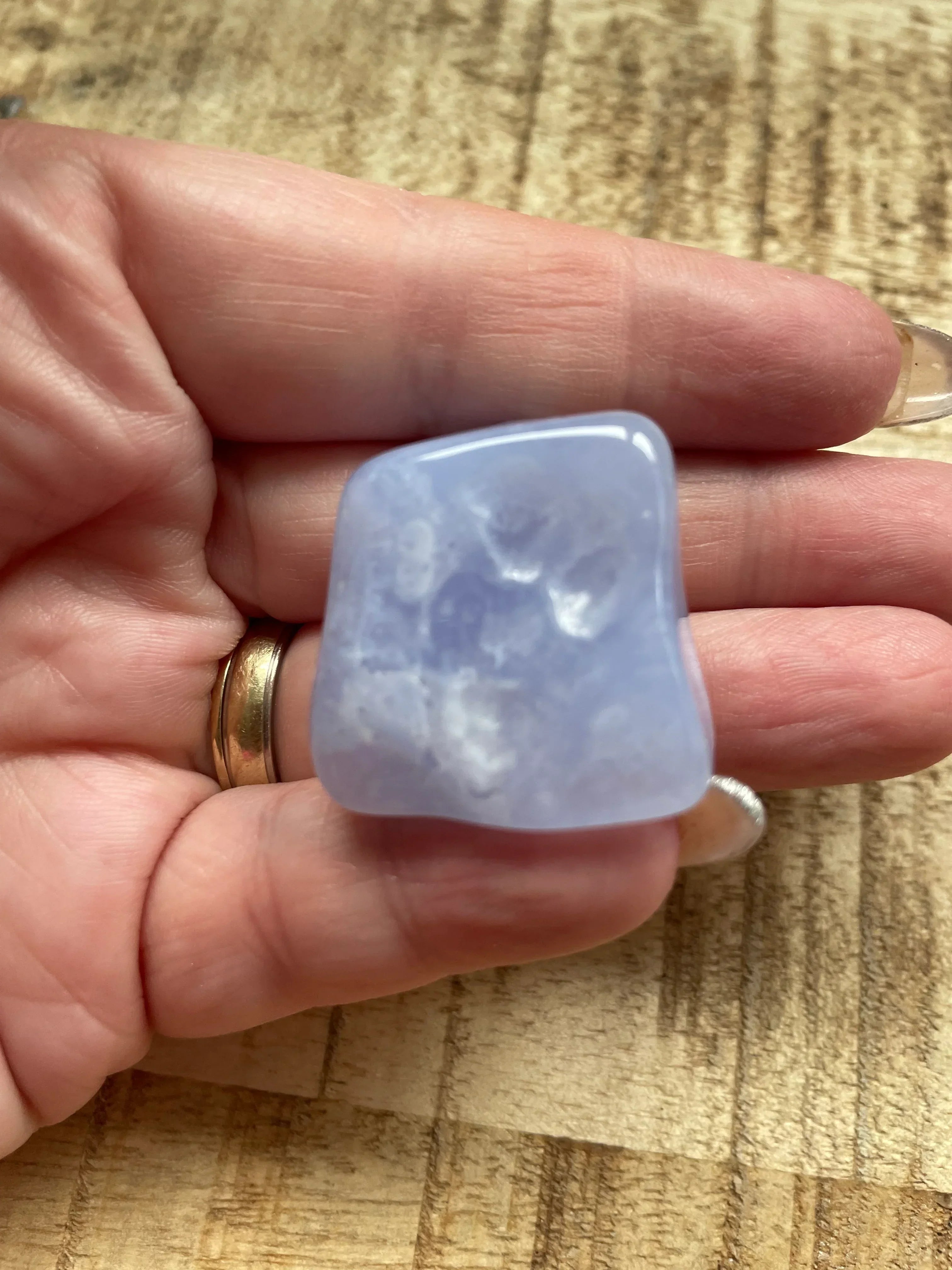 Blauwe chalcedoon trommelsteen
