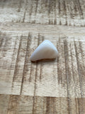 Witte opaal trommelsteen