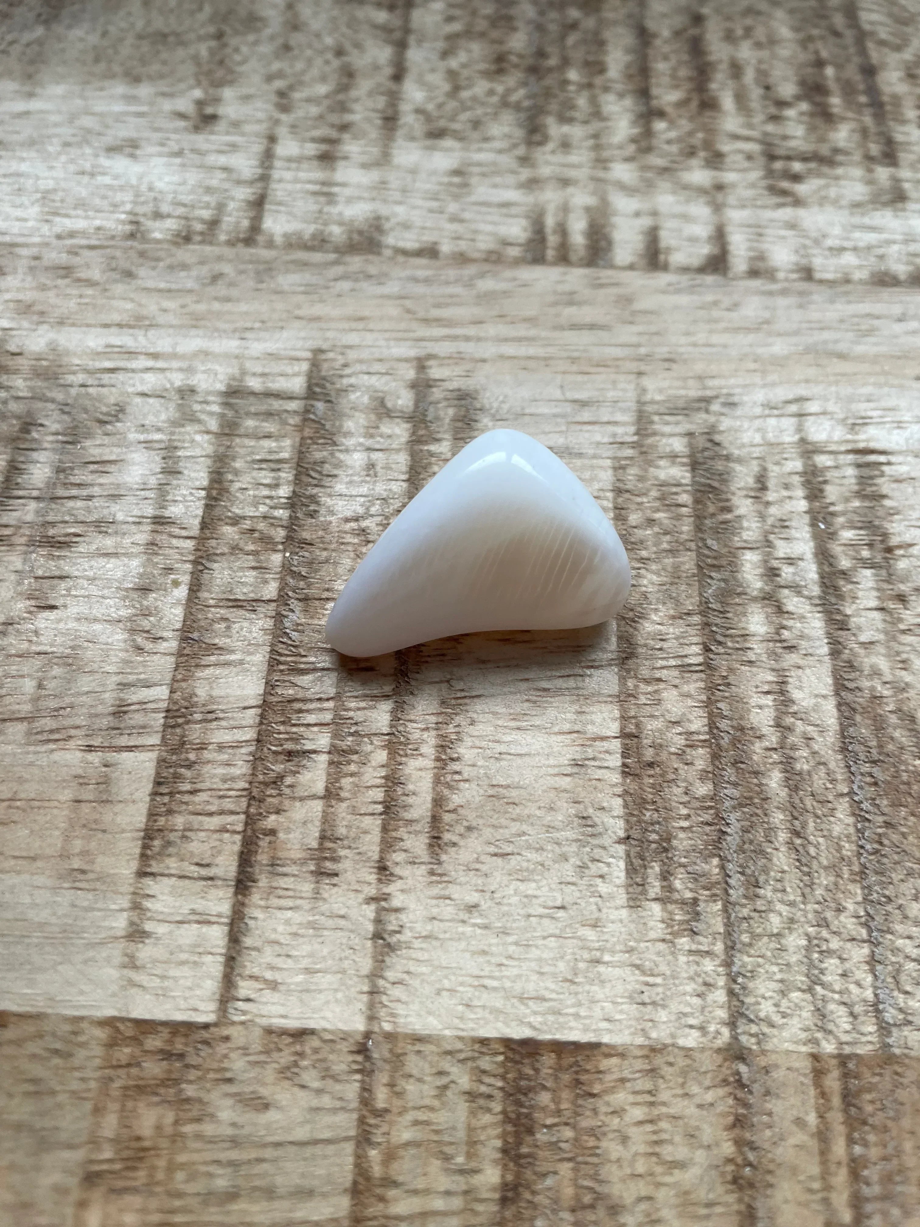 Witte opaal trommelsteen