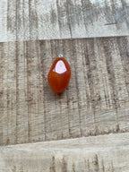 Oranje calciet hanger steen