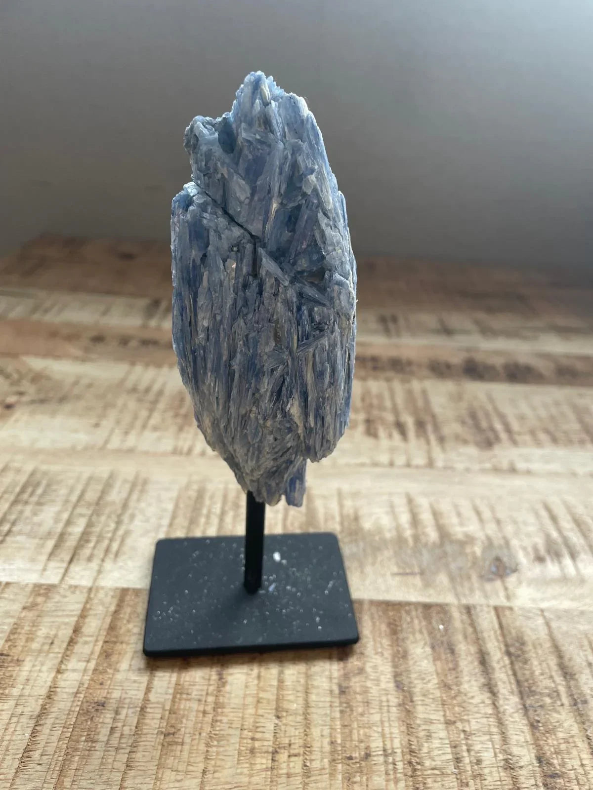Kyaniet ruw op staander 11 cm