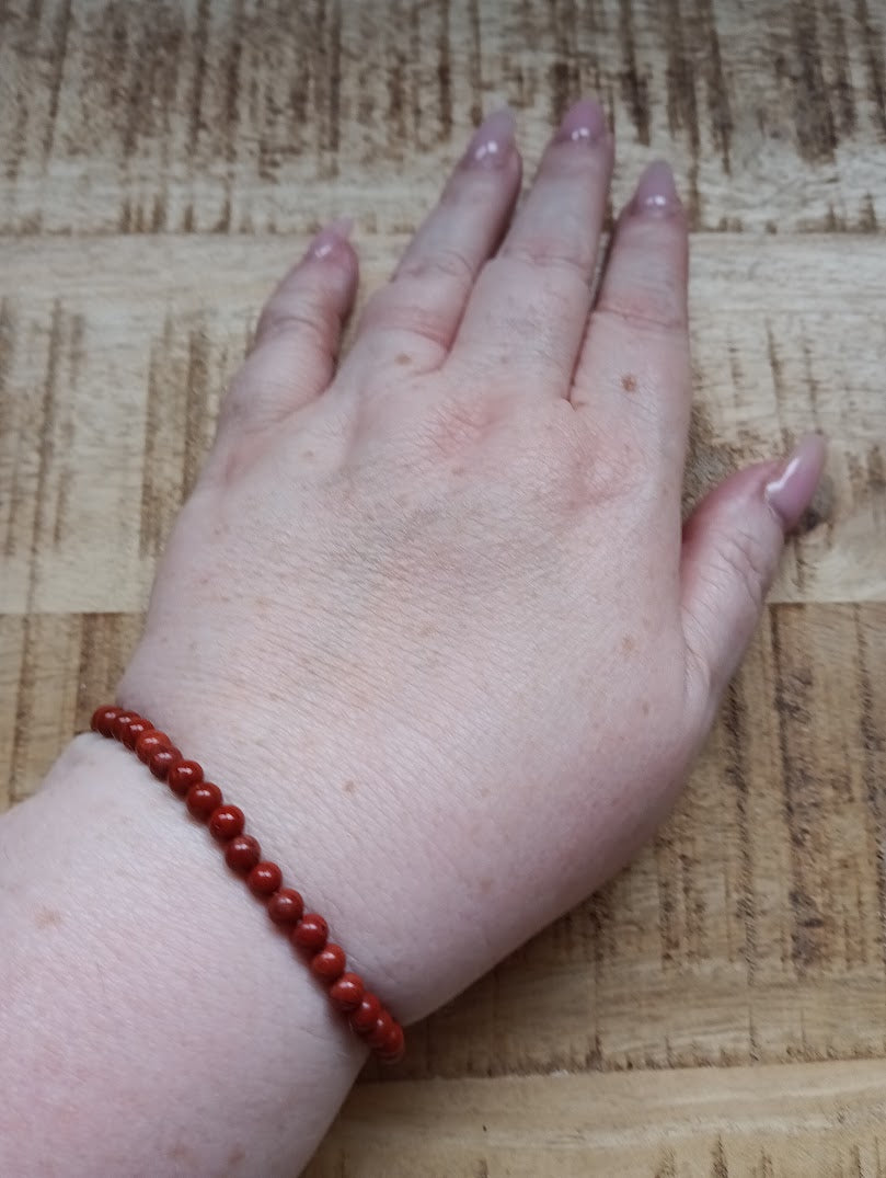 Rode jaspis kogelarmband 4 mm kralen
